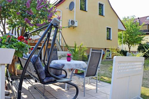 巴贝Ferienwohnung zur Baaber Heide的房屋前设有带桌椅的天井。