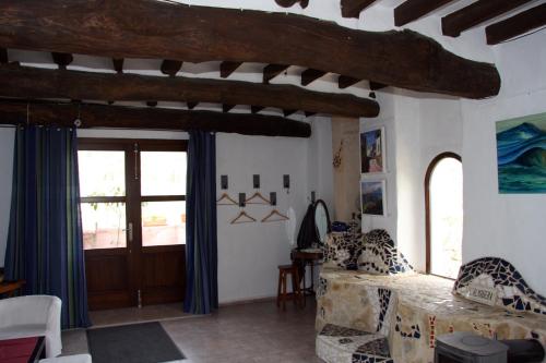 Margarida磨坊乡村酒店及餐厅的带沙发和窗户的客厅