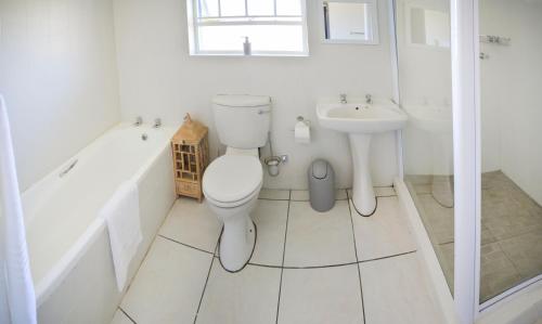 科尔切斯特Adventure House - Colchester - 5km from Elephant Park的白色的浴室设有卫生间和水槽。