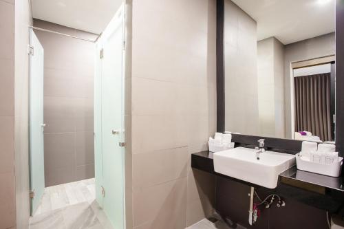 Chaweng Villawee Hotel - SHA Plus的一间浴室