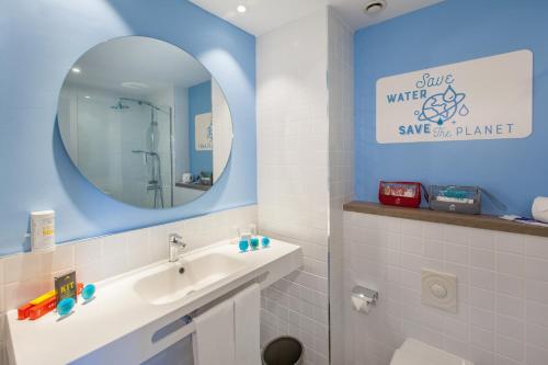 英格兰海滩Abora Buenaventura by Lopesan Hotels的一间带水槽和镜子的浴室