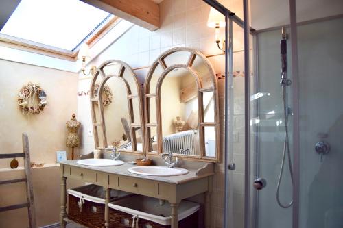 Saint-SeverLes Écuries de Saint Sever的一间带两个盥洗盆和淋浴的浴室