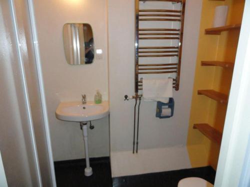 摩尔比兰加Kalkstenens Bed and Breakfast的一间带水槽和淋浴的小浴室