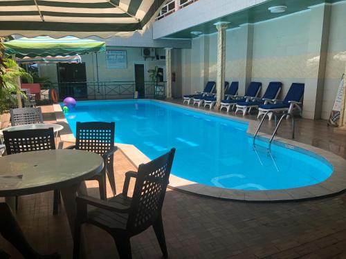 阳光海滩酒店内部或周边的泳池