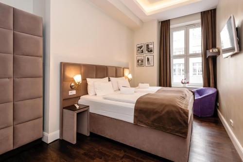 柏林阿拉贝尔设计公寓酒店的一间设有大床和窗户的酒店客房