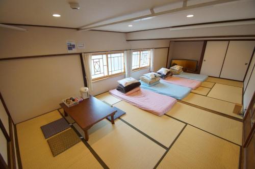 富士吉田市Guesthouse Arakura的享有高空美景,设有两张床和一张桌子。