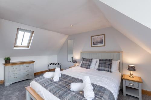 邓弗姆林The Steadings - by StayDunfermline的一间卧室配有带白色床单和枕头的床。