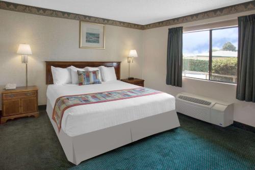 科斯塔梅萨科斯塔梅萨 - 纽波特海滩庄园旅程住宿的一间设有大床和窗户的酒店客房