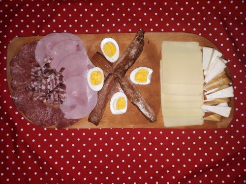 KopačevoOPG DIJANA的包括奶酪、肉类和鸡蛋的食品