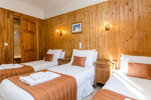 梅杰夫斯尔瓦纳酒店的木墙客房的两张床