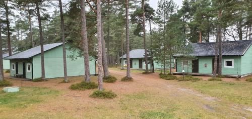 TuksiTuksi Health and Sports Centre的两座绿树成荫的森林建筑
