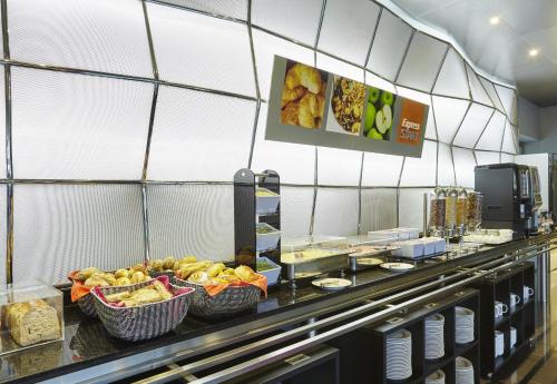 阿尔弗拉基德里斯本阿尔弗拉基德智选假日酒店的餐厅的自助餐,包括一篮子食物