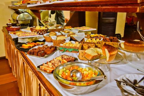 佩洛塔斯Hotel Estoril的自助餐,餐桌上有许多不同类型的食物