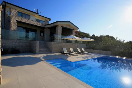 斯姆里卡Villa Infinity的房屋前有游泳池的房子