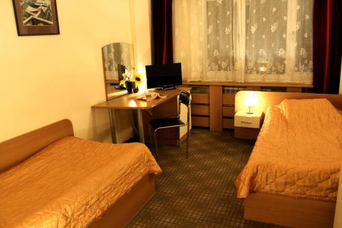 索非亚保加利亚科学院酒店的酒店客房设有一张书桌、一台电脑和一张床