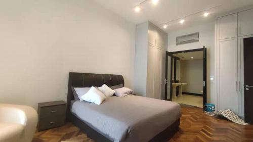 Straits Quay Waterfront Luxury Studio Seaview Bath Suites客房内的一张或多张床位