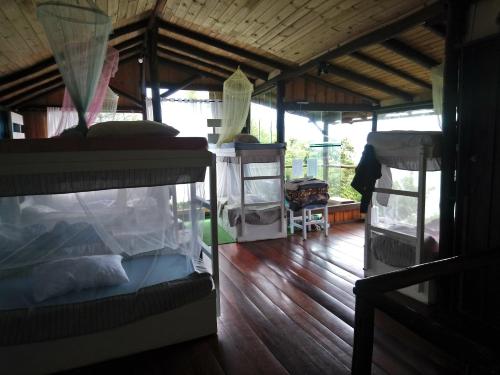 弗洛里亚诺波利斯Hostel do Morro的铺有木地板的客房内设有两张双层床。