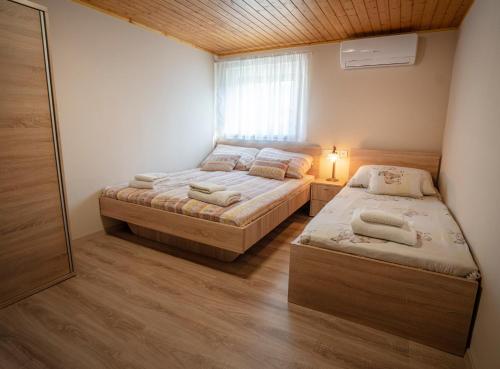 杜瑙保陶伊Anna-Lak的一间卧室设有两张床和窗户。