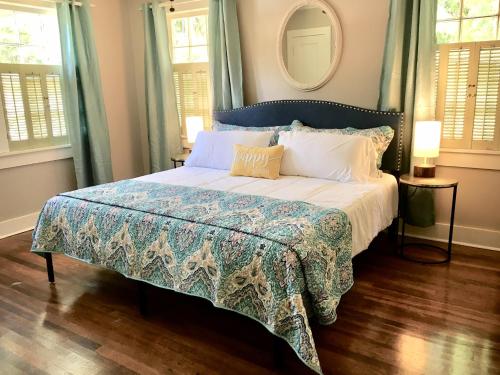 哈蒂斯堡KING BED Family Friendly Cottage - Walk to Zoo & Waterpark - Near Downtown & Midtown的一间卧室配有一张带蓝色和白色床单的床。