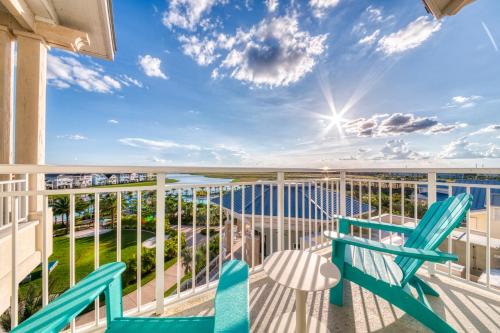 奥兰多Margaritaville Resort Orlando的阳台配有两把椅子,享有海景。