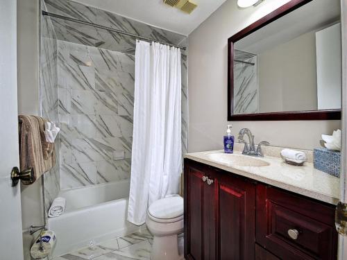 克利尔沃特Sea Club 43 Charming Beach Community的浴室配有卫生间、盥洗盆和淋浴。