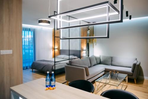 克拉科夫Vistula Terraces Apartment的客厅配有沙发和桌子