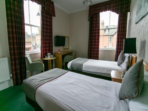丁沃尔The National Hotel的酒店客房带两张床和两个窗户