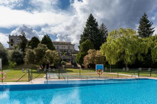 图伊图伊旅馆的一座蓝色的大型游泳池,其建筑背景为: