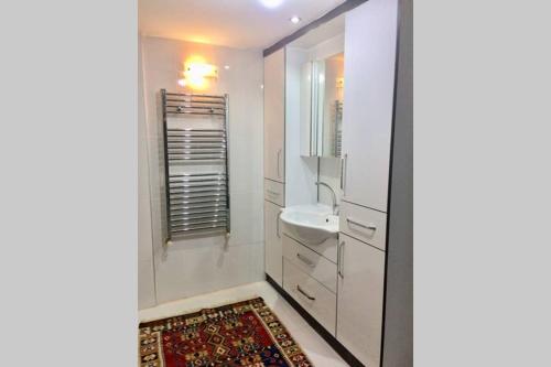 Comfy Flat 2 No Air Condition but has ceiling fans and central Heating的一间浴室