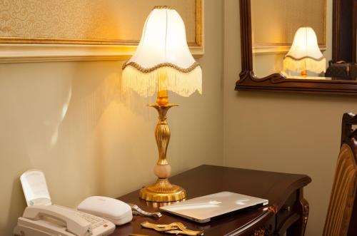 基辅斯塔罗酒店的电话旁桌子上的一盏灯