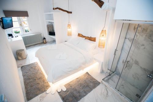 阿拉霍瓦Blue Mountain Guesthouse by Seablue的卧室配有白色的床和玻璃淋浴间