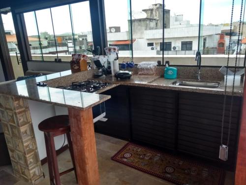 卡波布里奥Cobertura em cabo frio的厨房配有带水槽和炉灶的台面