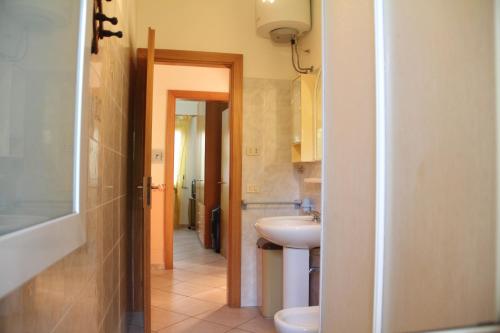诺托玛丽娜格拉齐亚公寓的一间带水槽和卫生间的浴室