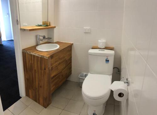 诺拉诺拉汽车旅馆的浴室配有白色卫生间和盥洗盆。