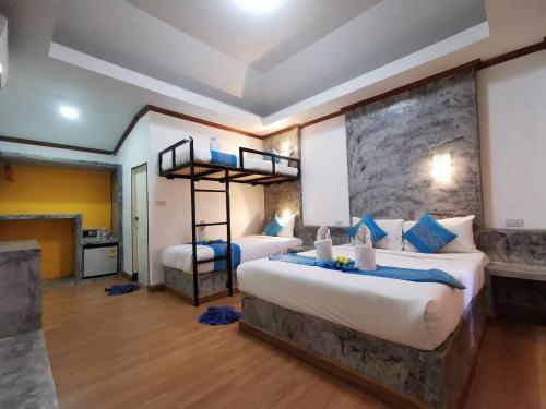高兰Lanta Sunny House - SHA Extra Plus的一间卧室配有两张床和一张双层床。