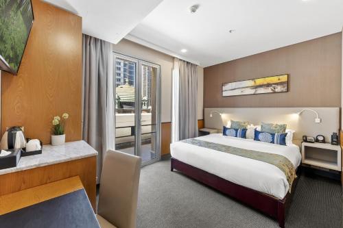 悉尼YEHS Hotel Sydney QVB的配有一张床和一张书桌的酒店客房