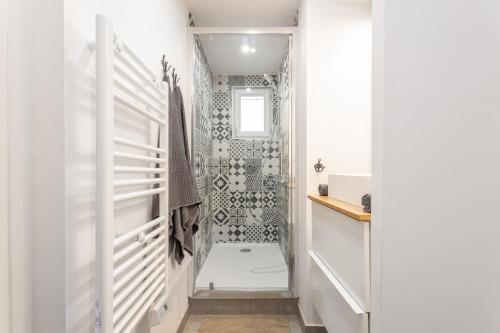 布隆Le Cocon Parilly的一间带卫生间和淋浴的浴室
