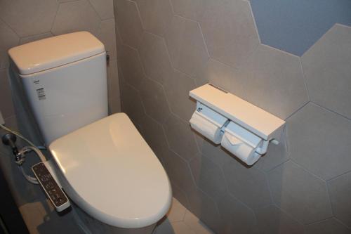 名户Gate in Nago的浴室设有卫生间和两卷卫生纸。