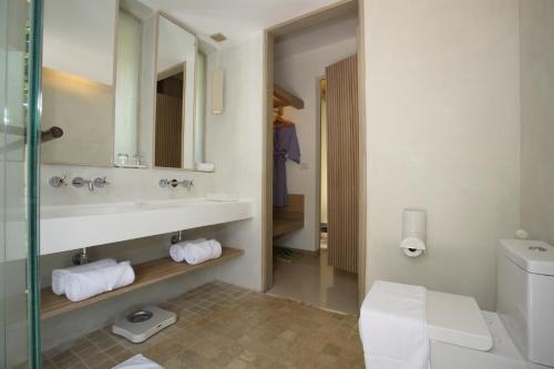 象岛Mercure Koh Chang Hideaway的一间带水槽、卫生间和镜子的浴室