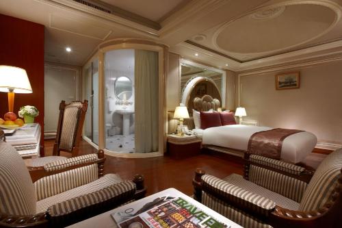 台北太豪大饭店的酒店客房带一张床、一张桌子和椅子