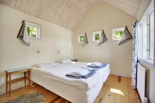 LjugarnLjugarns Semesterby的一间带一张大床的卧室,位于带窗户的房间内