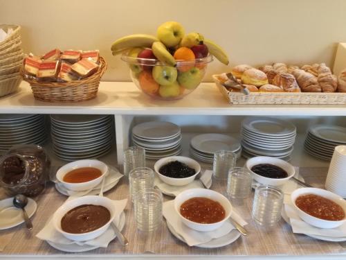 泰尔泰尼亚Hotel Punta Moros的装有碗食物和一碗水果的架子