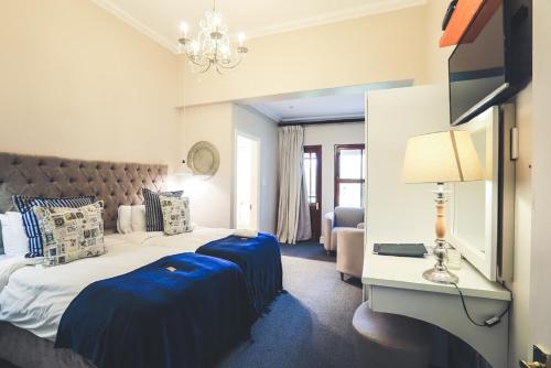 诺丁汉路诺丁汉路酒店的配有两张蓝色枕头的床的酒店客房