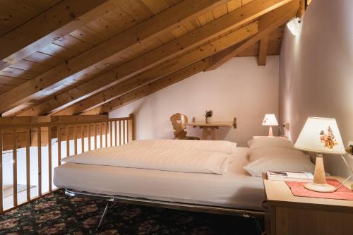 阿拉巴Apparthotel Sellaronda的一间带一张大床的卧室,位于一个拥有木制天花板的房间