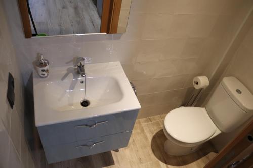 坎塔维耶哈Casa Rural Tarayuela的浴室配有白色水槽和卫生间。
