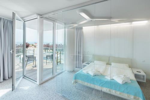 科沃布热格Ultra Marine by Zdrojowa的一间卧室配有一张玻璃墙床