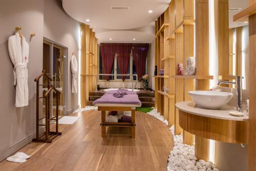 伊兹密尔伊兹密尔卡亚温泉&会议中心酒店的浴室配有盥洗盆和带盥洗盆的台面