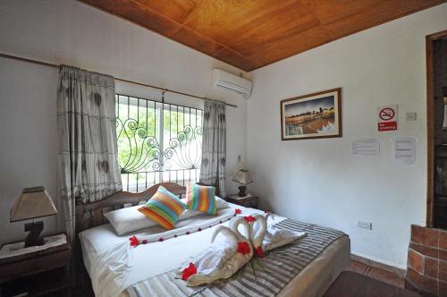 普拉兰阿克拉住宿加早餐旅馆的一间卧室设有一张大床和窗户