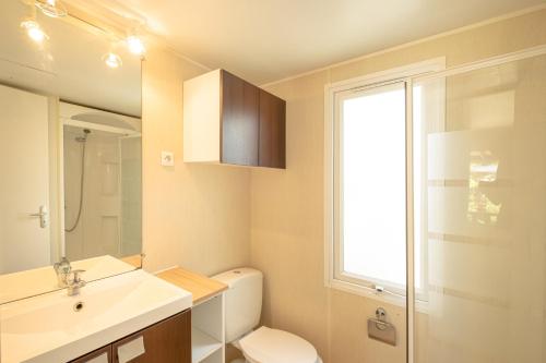 格里莫DS1假期大草原海洋旅馆的一间带卫生间、水槽和窗户的浴室