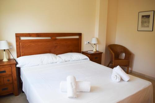 奥利瓦Anacasa Vora Golf 3 Playa Rabdells DUP3027的一间卧室配有两张床、白色的床单和毛巾。